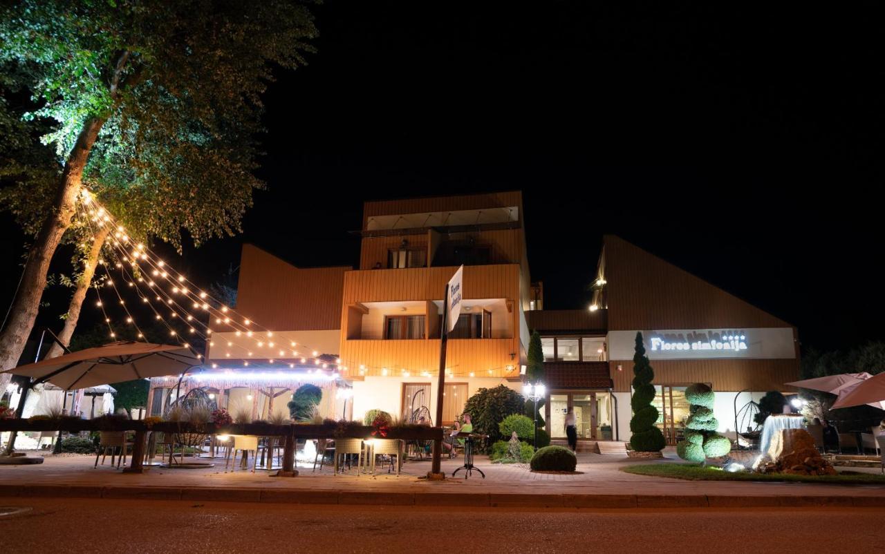 Floros Simfonija Hotel Sventoji Bagian luar foto