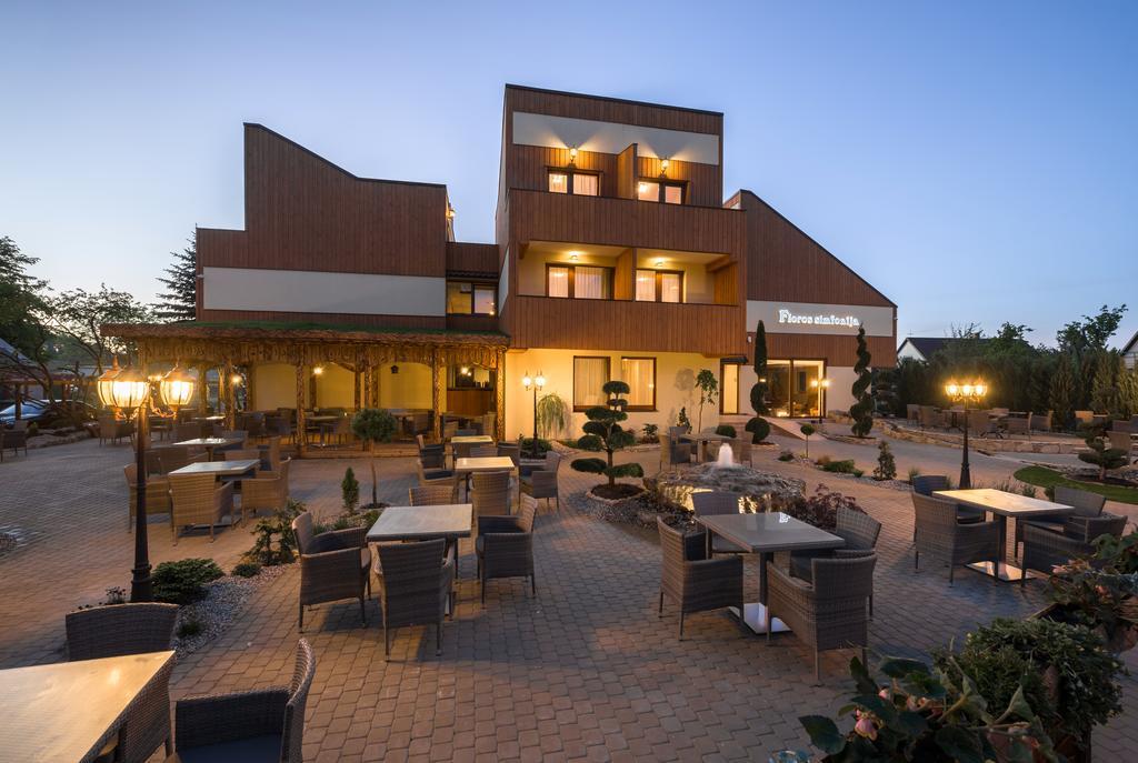 Floros Simfonija Hotel Sventoji Bagian luar foto